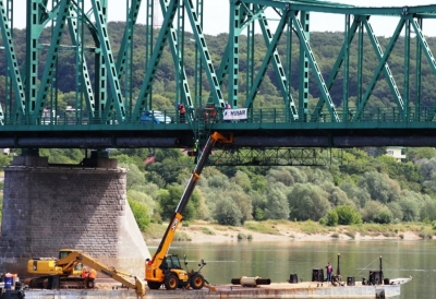 Wymiana odcinka uszkodzonej stalowej magistrali w środkowej części mostu nad nurtem rzeki Wisły we Włocławku